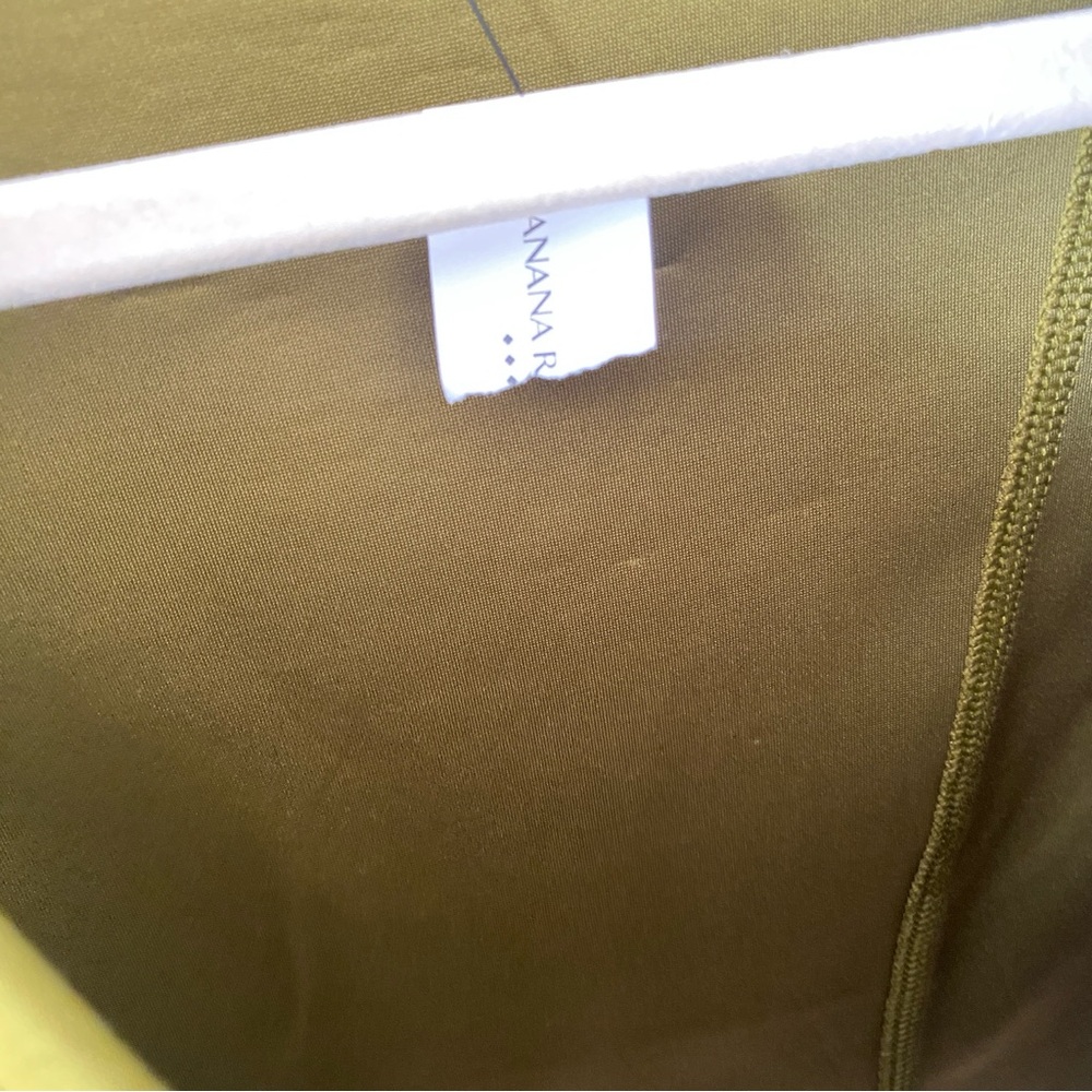 NWT Banana Republic women’s olive green v neck long sleeve S normcore office - Picture 6 of 6
